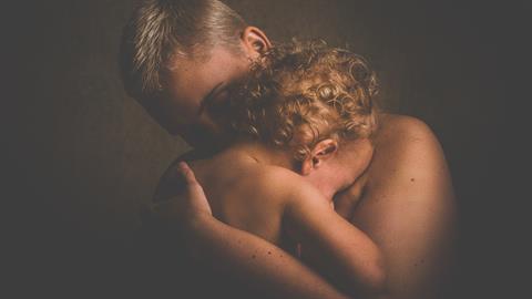 Μάνα είναι εκείνη που αφήνει την καρδιά της να χτυπάει έξω από το σώμα της